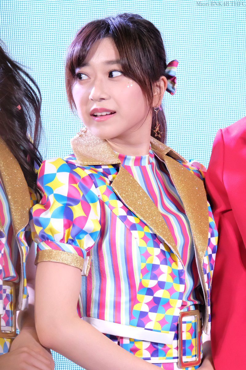 bnk48miori_thfc's tweet photo. หลังแสดงจบมีการถ่ายรูปร่วมกับผู้บริหารค่ะ

#MioriBNK48 #大久保美織 #BNK48 #LESAS https://t.co/KfUlbgYeib