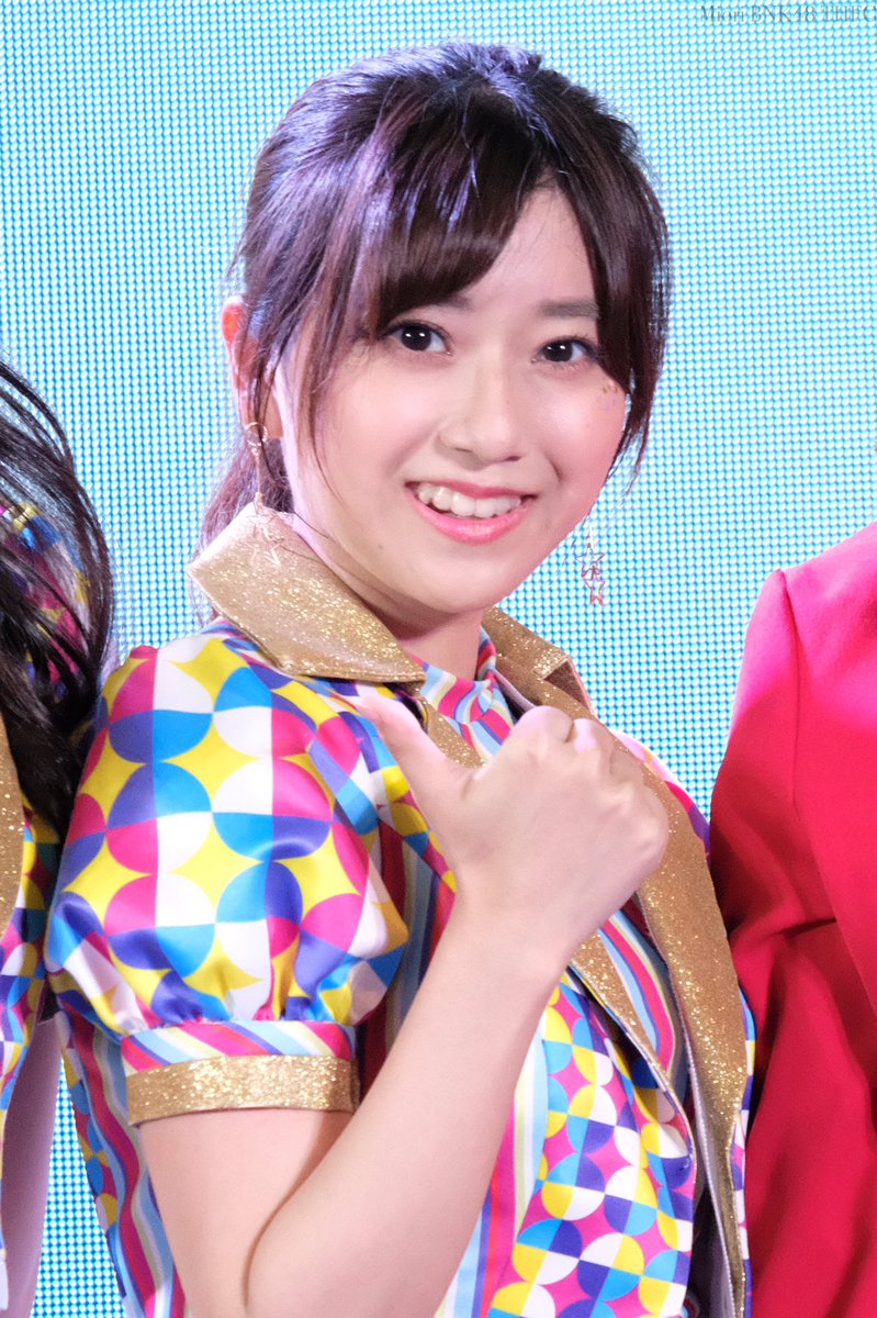 bnk48miori_thfc's tweet photo. หลังแสดงจบมีการถ่ายรูปร่วมกับผู้บริหารค่ะ

#MioriBNK48 #大久保美織 #BNK48 #LESAS https://t.co/KfUlbgYeib