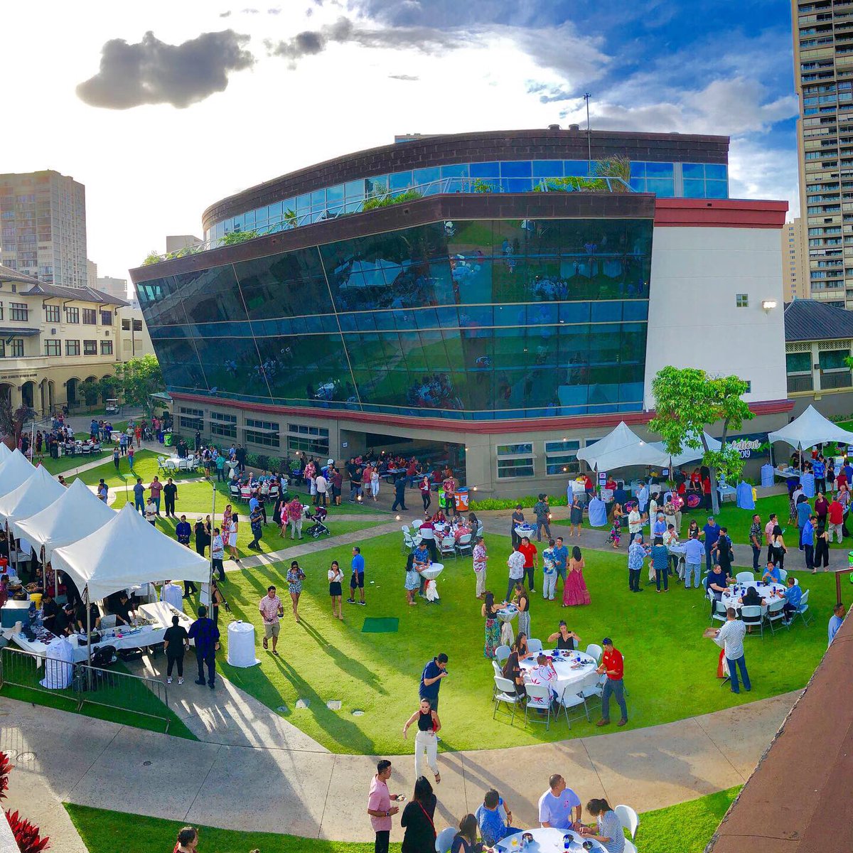 Iolani_School's tweet photo. The 24th Annual โA Touch of โIolaniโ is in full swing! #iolanischool #touchofiolani #iolanialumni #iolaniclassof2000 https://t.co/ebXW9vvZq0
