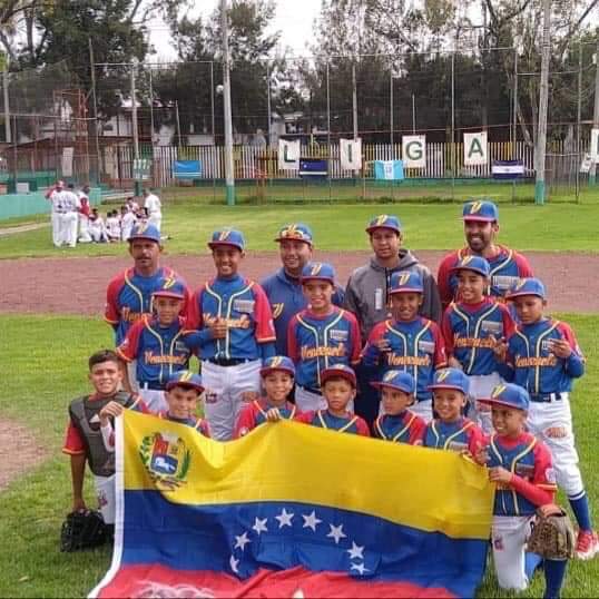 Hydra_Anons's tweet photo. #Venezuela 🇻🇪 #Campeones 🥇🏆 los #Chamitos que jugaron en la liga de béisbol ⚾️ infantil latinoamericana en Alcaldía Gustavo A. Madero de la #Cdmx quedaron invictos. ¡Que alegría y emoción verlos triunfar! ¡FELICIDADES!
#TodosSomosVenezuela
#Campeones https://t.co/oMawSkqFM7