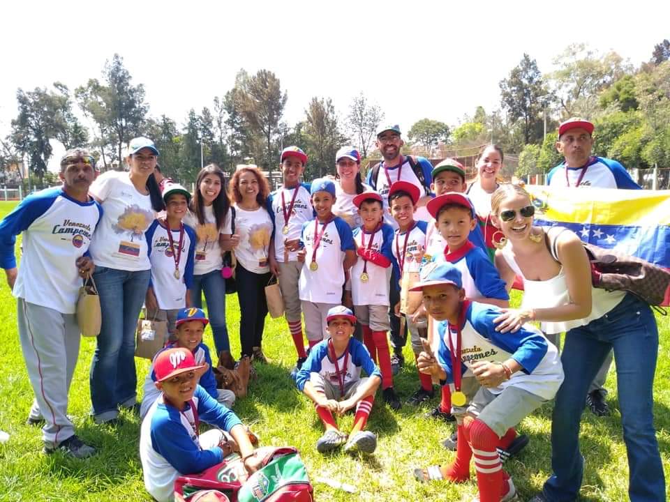 Hydra_Anons's tweet photo. #Venezuela 🇻🇪 #Campeones 🥇🏆 los #Chamitos que jugaron en la liga de béisbol ⚾️ infantil latinoamericana en Alcaldía Gustavo A. Madero de la #Cdmx quedaron invictos. ¡Que alegría y emoción verlos triunfar! ¡FELICIDADES!
#TodosSomosVenezuela
#Campeones https://t.co/oMawSkqFM7