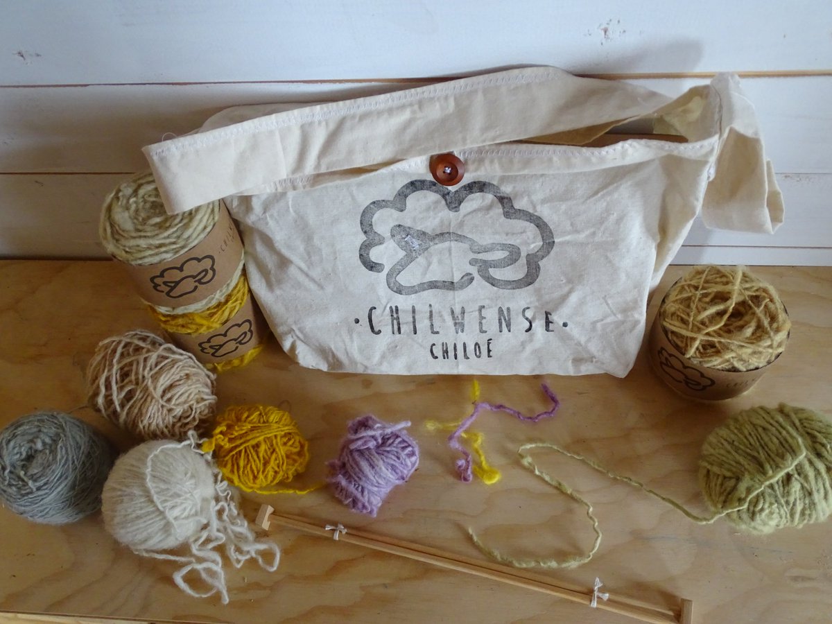 chilwense's tweet photo. Disfruta nuestro kit de tejido Chilwense, elige 3 colores a elección teñidos con elementos naturales, una bolsa hecha por nosotros con un orificio en el centro  para que pases la hebra (evita que tus lanas se enrede) , y un par de palillos de ciprés hechos a mano.

#chilwense https://t.co/WDLH2qdyJ5