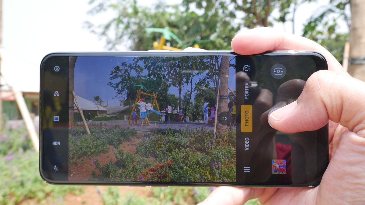 realmeindonesia's tweet photo. Paling enak berlibur bersama keluarga. Yang setuju boleh RT π
#realmeX #DareToLeap #PopUpGeneration https://t.co/eZjf243JgD