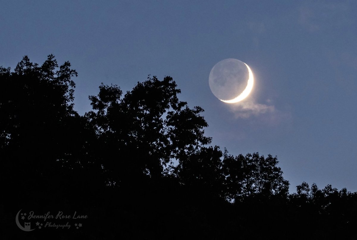Jens_Starry_Sky's tweet photo. Beautiful #CrescentMoon with some #earthshine this late Saturday evening ๐ #TheMoon #ThinMoon #moonset #SkyPics #pics #TheSky #moongazing #WV @StormHour @ThePhotoHour https://t.co/2VPgdbuKp5