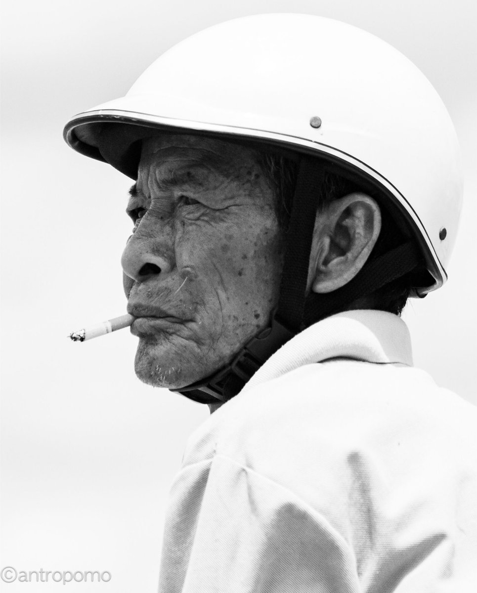 antropomo's tweet photo. Een van mijn favoriete foto’s van het afgelopen jaar. Dit is onze kapitein op de boot op de Mekong rivier nabij Kratie, waar we de Irrawaddy dolfijnen zagen!
#blackandwhitephotography #portraitphotography #portrait #Nikon #photography #cambodja https://t.co/HuFyXggLOD
