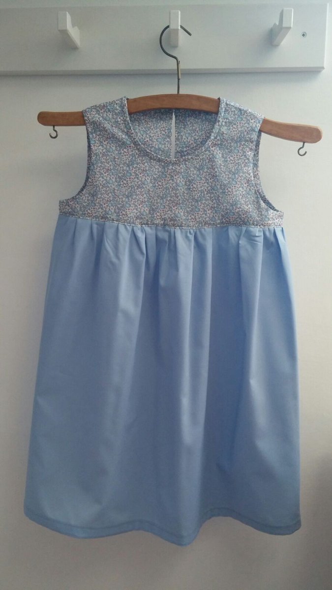 pulinsartoria's tweet photo. Per rinnovare il guardaroba estivo della mia pulcina maggiore ho realizzato questo smanicato estivo in cotone liberty grigio -azzurro: non è carinissimo?
#mammapapera #pulin #sartoriainfanzia #4agosto #fattoamano #Genova https://t.co/kPM1cYwsMe