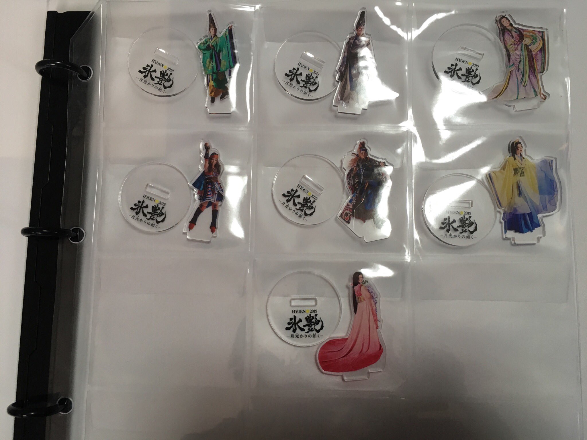 マリエ Oo アクスタってどこに収納すれば良いの とお困りの皆様 100均に行くのです 100均に缶バッチを収納 できるバインダーが売られてます 44mm用ポケットだとアクスタがピッタリ収まります 尚 缶ミラーは入りません 氷艶