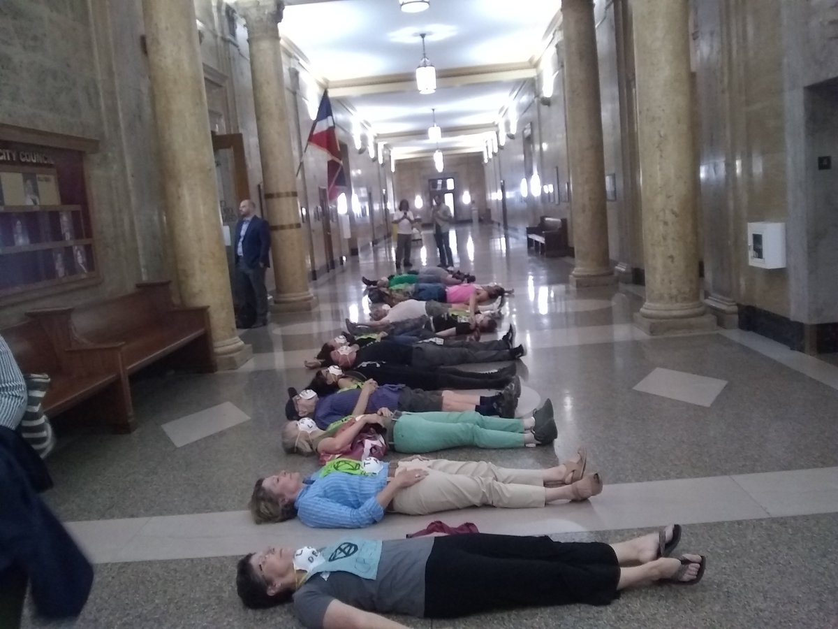 xrdenver's tweet photo. Join us on Monday August 5th at 4:30pm outside Denver City Council and invite your friends, family, neighbors, coworkers, the whole community! The toxic air affects all of us, especially those who walk, skate, scooter, or bike around Denver. #ClimateEmergency #ExtinctionRebellion https://t.co/v1Wn7IvVMI
