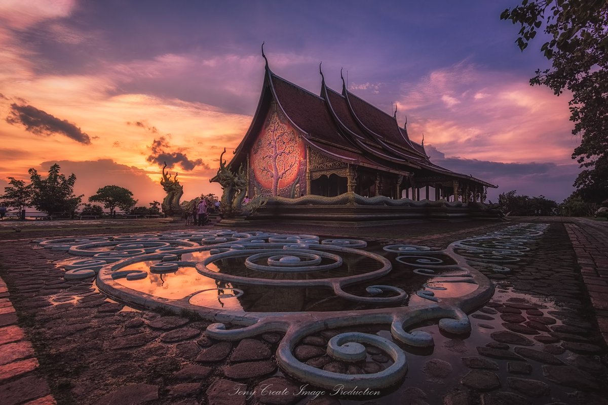T_Photographer8's tweet photo. พายุ​กำลัง​จะ​มา​พร้อมกับ​พระ​อาทิตย์​อัสดง​ ก็​จะ​ได้​บรรยากาศ​ที่​��วย​งาม​อีก​แบบ​ใน​ช่วง​หน้าฝน​ 
@ วัดสิรินธร​วราราม​ภูพร้าว​ ต.ช่อง​แม็ก
อ.ศิรินธร จ.อุบล​ราชธานี
#วัดภูพร้าว​ #อุบล #ท่องเที่ยว  #amazingThailand #Unseen #รีวิวอุบล https://t.co/BGzzjCoBQe