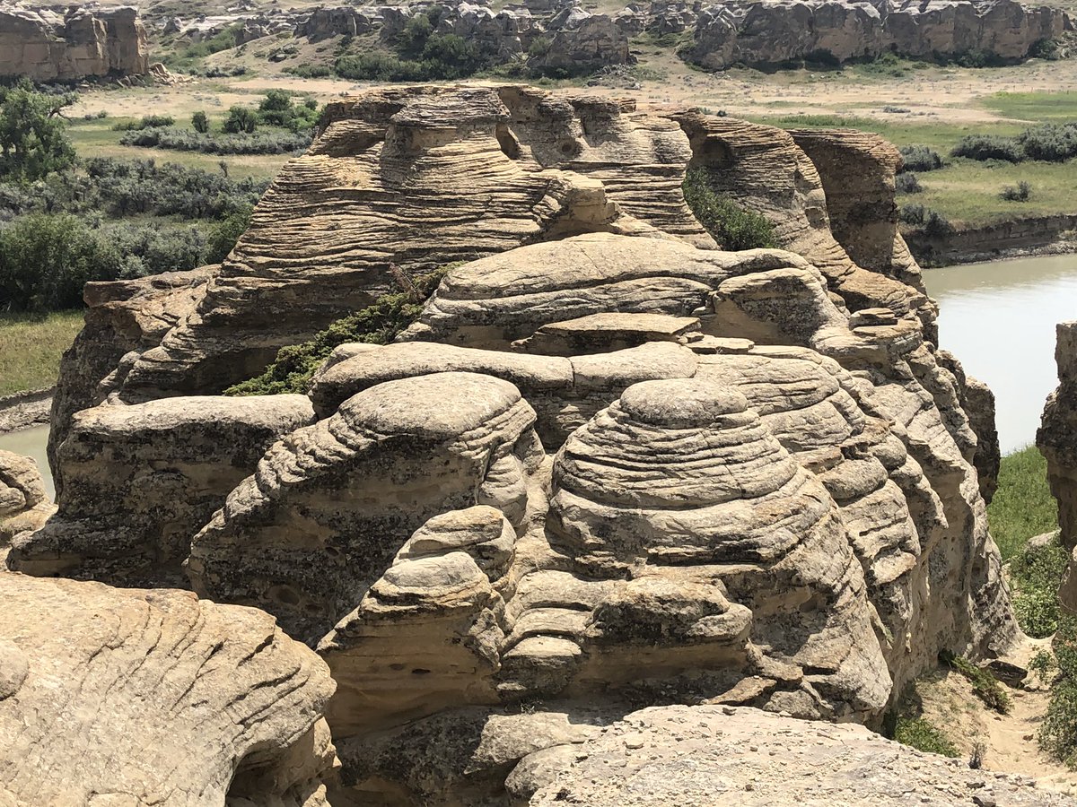 dinojonrox's tweet photo. Southern Alberta trip 4. Gave geology talk to 12 people (oh well π they asked loads of qs) at #WritingonStone Provincial Park and @unescowhc Stunning #geology SO worth a visit #hoodoo #crossbeds https://t.co/xZbaVhfk8V