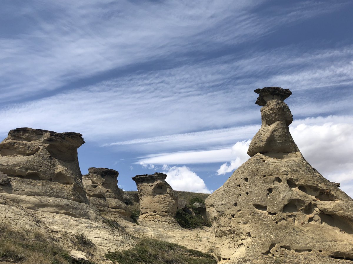 dinojonrox's tweet photo. Southern Alberta trip 4. Gave geology talk to 12 people (oh well π they asked loads of qs) at #WritingonStone Provincial Park and @unescowhc Stunning #geology SO worth a visit #hoodoo #crossbeds https://t.co/xZbaVhfk8V