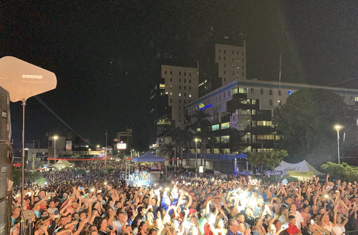 cgmoreno's tweet photo. Hoy se vive El mejor carnaval en la historia de las fiestas agostinas de San Salvador, gracias a @emuyshondt y @alcaldia_ss  porque @SSesTuyo https://t.co/ZaLx0re1c7