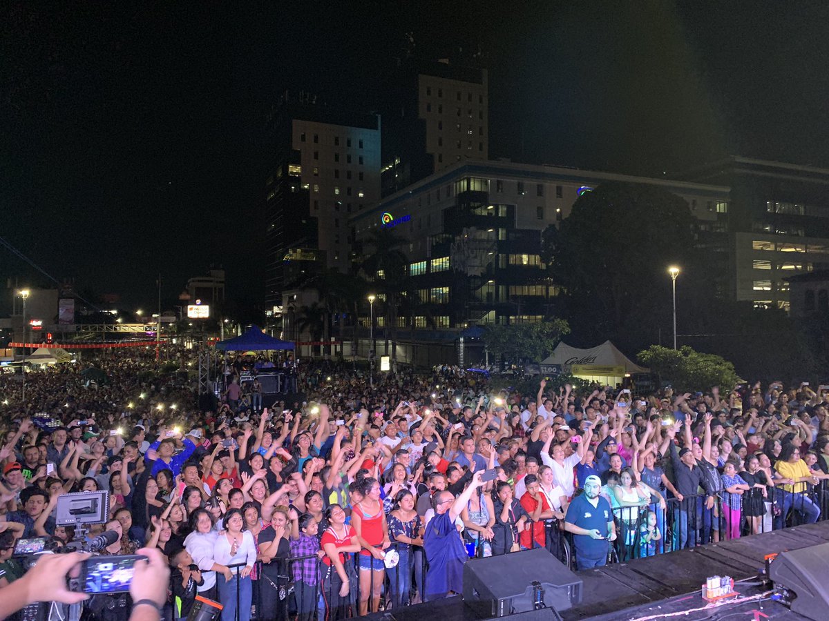 cgmoreno's tweet photo. Hoy se vive El mejor carnaval en la historia de las fiestas agostinas de San Salvador, gracias a @emuyshondt y @alcaldia_ss  porque @SSesTuyo https://t.co/ZaLx0re1c7