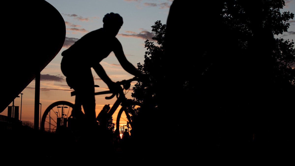 RideLondon's tweet photo. If you're heading to the start this morning make sure you're doing so safely.

Take your time, obey road closures and listen to our marshalls.

Remember that bikes are not permitted on the Tube. 

#RideLondon #PRL100 #PRL46 https://t.co/eMHhSOzq7V