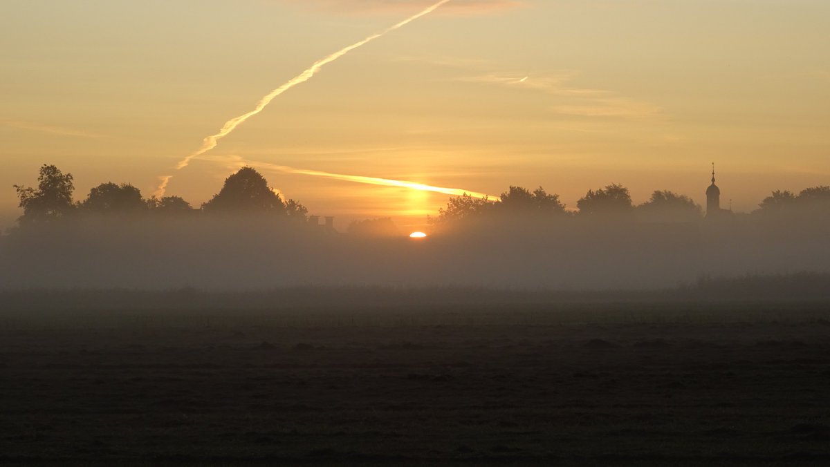 BjT_weer's tweet photo. Goedemorgen
@Alpenweerman @Daaanvdb @MaartenMinkman @Noorderweer @pietsweer @janvissersweer @WilliamHuizinga @marcopverhoef @mrmiddendorp @weermanreinier @hetweerlokaal @Flitsnieuws @OmropFryslan
Een mooie rustige start van deze #zondag bij De #Knipe #Friesland #zonsopkomst https://t.co/oj2dCAwrmc