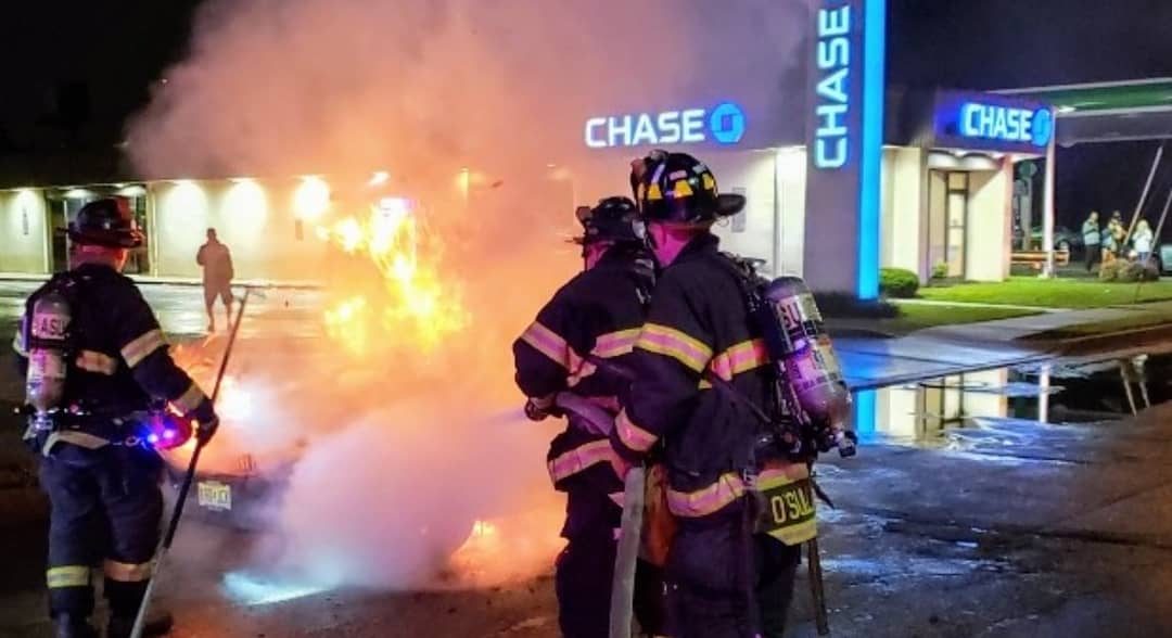 HackensackFDNJ's tweet photo. Members of the 2nd platoon operating at a car fire on 8/4/19 in front of 515 Essex Street. #hackensackfire https://t.co/jUWDBAogYM