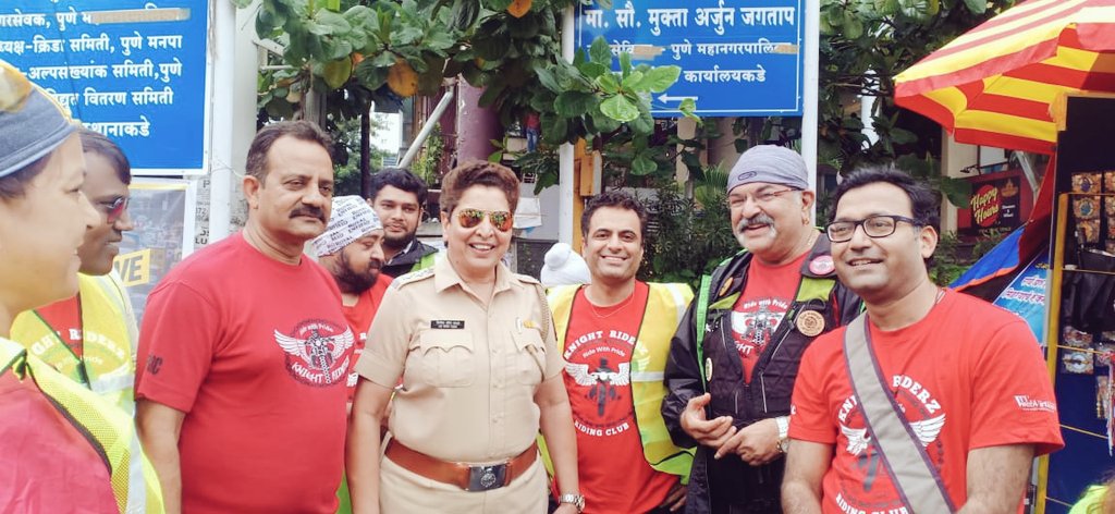 KnightRiderzRC's tweet photo. #KRRCPune #RideForCause #ACPNeelamJadhav #Mam #PunePolice #RespectTrafficRule #WearHelmets #PuneTraffic #MyPune #LovePune #KRRCPalghar #RideWithKRRC #RideWithPride #TrafficDrive #FollowTheRules #माझपुणे #सुंदरपुणे 

@KnightRiderzRC @royalenfield @PuneRTO 
https://t.co/fDjJ3uSUxV https://t.co/Mm7u3WoTwc