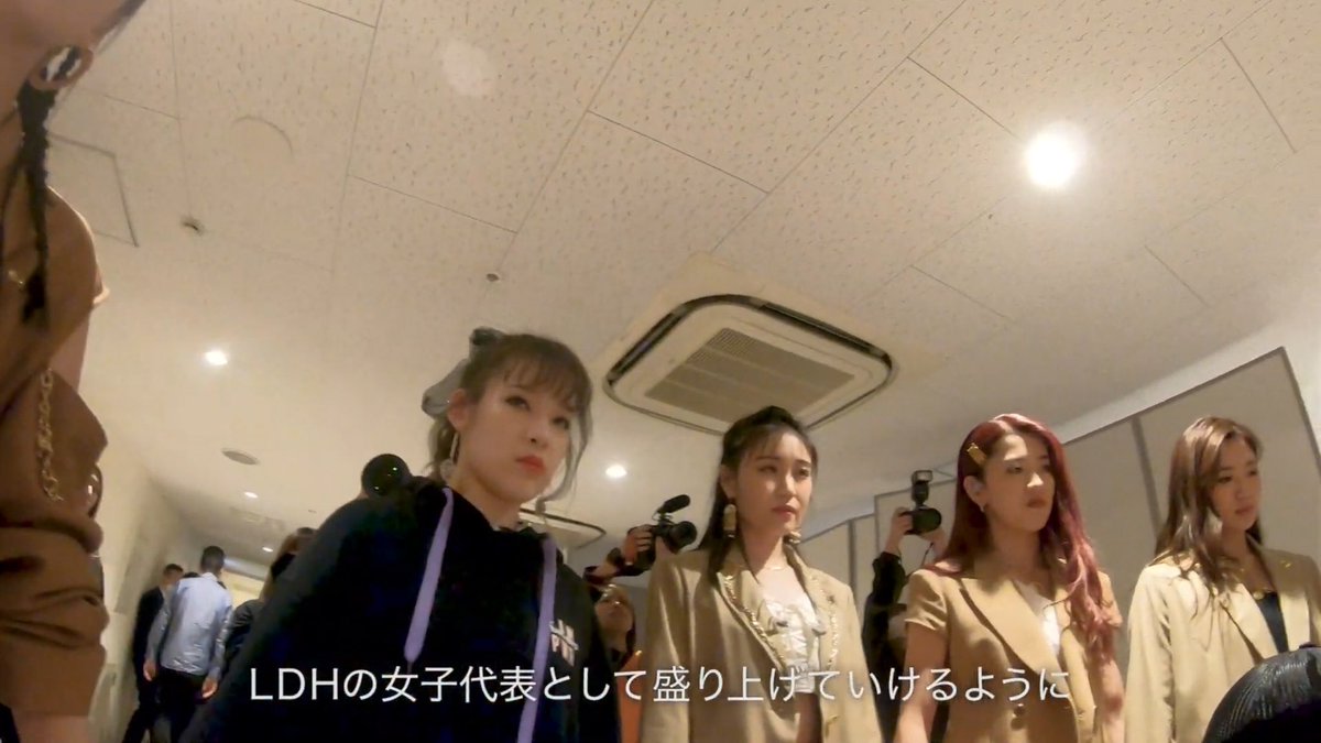 Farahkwon's tweet photo. i could swear my life, reina x miyuu are inseparable, they’re lowkey always together. look at the way reina looks at miyuu 😭🧡🧡🧡🧡 #egpower https://t.co/54YtExzDCe