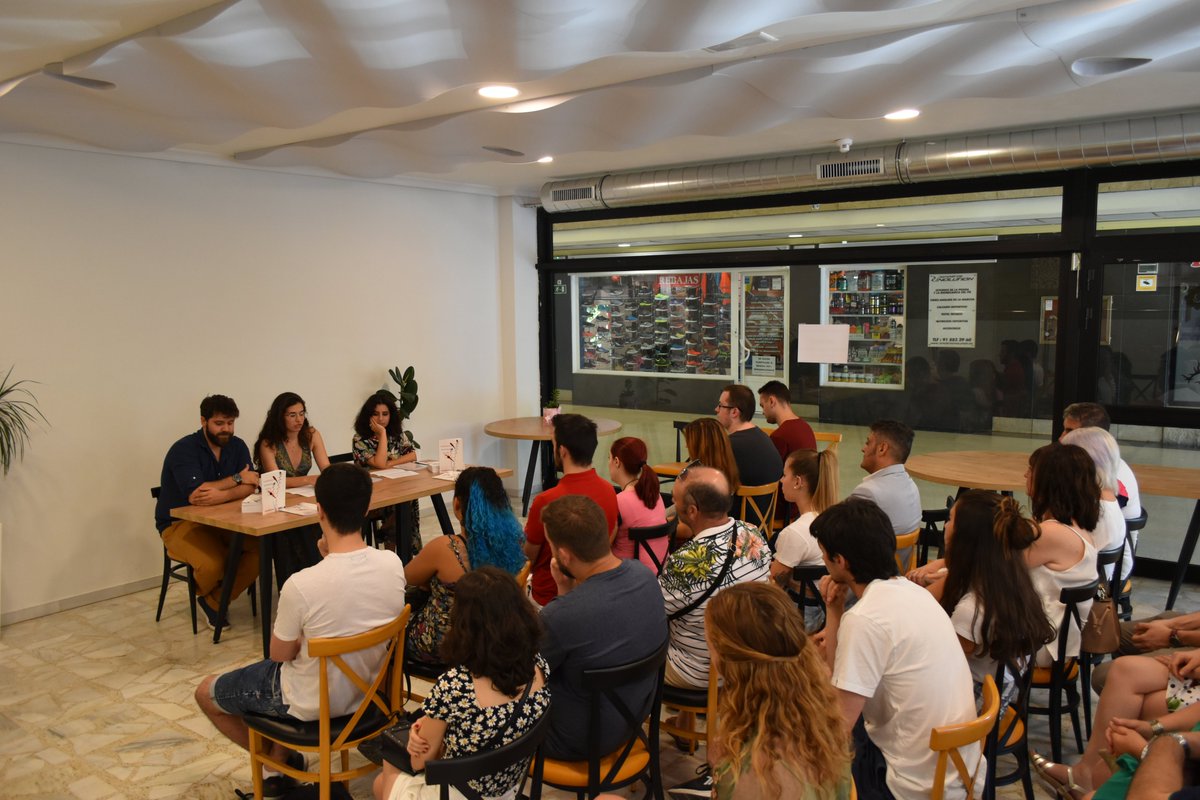 Editorialseleer's tweet photo. Buena acogida en la presentación y lanzamiento del libro "El mayor Don es ser consciente de la vida" escrito por nuestra autora Andrea Sáez https://t.co/szN9hmX4fZ