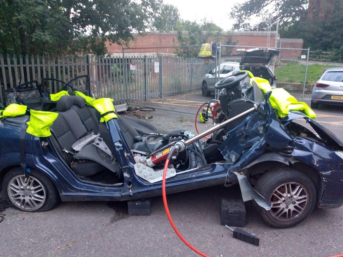 kev13580's tweet photo. This weeks training with @ECFRS #firecrews from #saffronwalden @walden_fire_stn was #Roadtrafficcollision .Using specialist #cutting #spreading equipment to create space for a casualty based rescue. #spacecreation #dashlift #dashroll #notjustfires #training #teamwork #jesip 🚒🚒 https://t.co/s5niqnJFTp