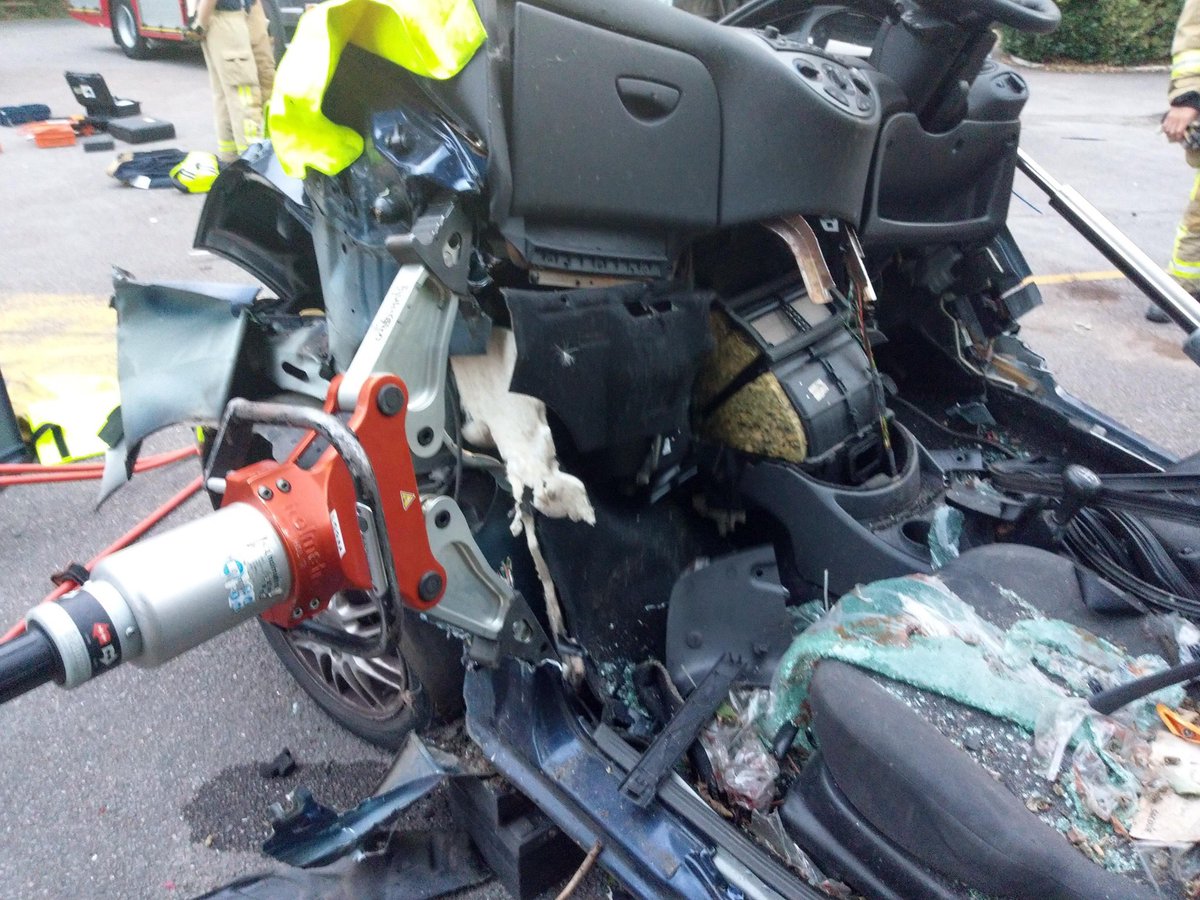 kev13580's tweet photo. This weeks training with @ECFRS #firecrews from #saffronwalden @walden_fire_stn was #Roadtrafficcollision .Using specialist #cutting #spreading equipment to create space for a casualty based rescue. #spacecreation #dashlift #dashroll #notjustfires #training #teamwork #jesip 🚒🚒 https://t.co/s5niqnJFTp