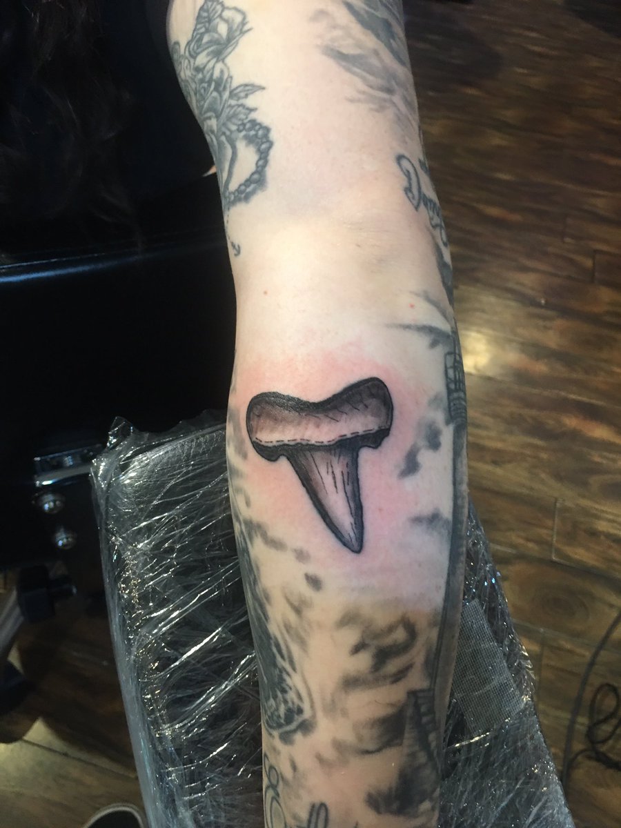 ImMikeDanger's tweet photo. Haven’t really came out to the public with this yet and probably won’t outside of Twitter for a while, but I started a tattoo apprenticeship a few months ago in NY.  A few of my friends stepped up and let me lay down my first 3 tatts. https://t.co/7IFWvA8507