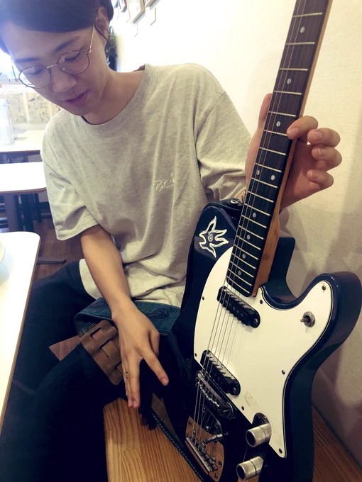 2014年ケシゴムライフのサイン会に来てくれた数少ないファンの細井さんがラッキーに来てくれた！当時ケシゴムライフという曲まで作ってくれライブで聴いた感動は今も覚えてる

ミュージシャンじゃないのにはじめてギターにサインをしました！… 