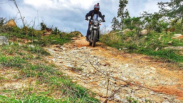 leavetheroad's tweet photo. Riding on dirt has its own share of fun. 📸@motoslug
.
.
#naturelovers #trailbashing #trails #trailhunter #offroadtrails #offroading #senditsideways #RoyalEnfield #RidePure #motorcycletrips #motorcycleride #motorcyclediaries #motorcyclesofinstagram #H… https://t.co/bACaG7nWJW https://t.co/zQln1X7N2Q