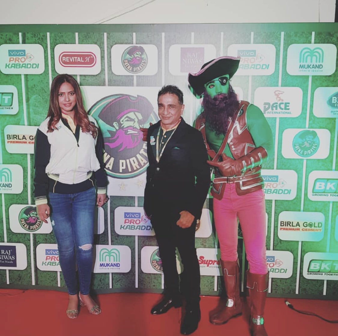 nituchandra's tweet photo. It was a pleasure to receive @SushilModi sir with @patnapirates owner @rajeshvshah sir at #Patliputrastadium #Patna yesterday for #vivo @prokabaddi session 7 #patnaleg 😊🙏 @starsportsindia Thank you to all the awesome Patna audience for all the support 😊🙏 https://t.co/KnSErMNc2o