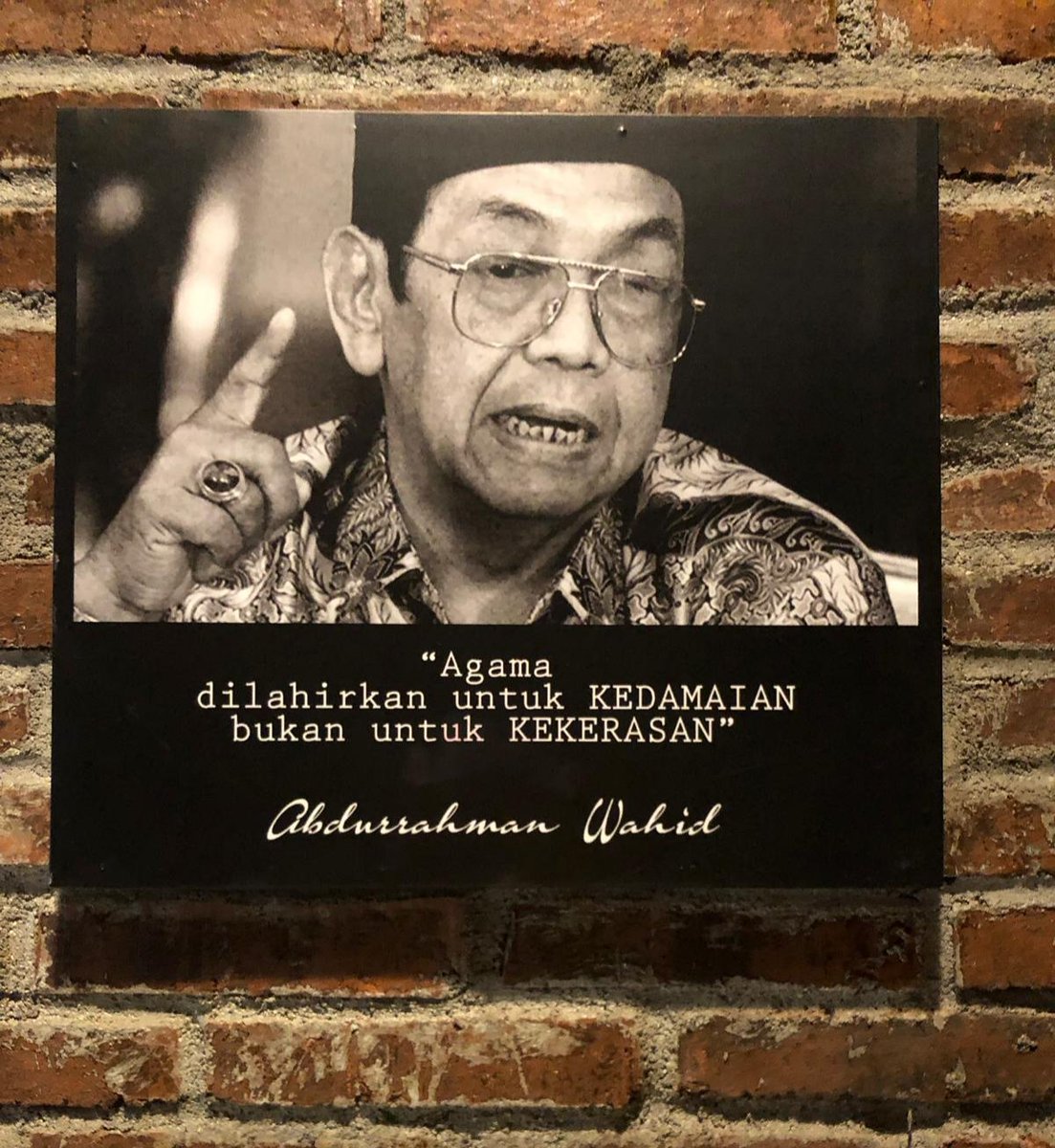 Selamat ulangtahun, bapak. 
Di saat agama makin diperalat untuk kepentingan rasa berkuasa dan bahkan menggunakan kekerasan untuk memaksa mereka yang berbeda, kami sungguh merindukan kehadiranmu. 
#HarlahGusDur