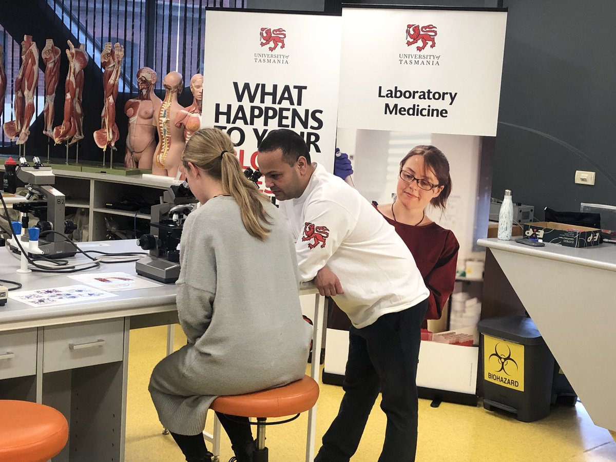 Sohal_LabRTRG's tweet photo. Promoting the laboratory medicine and looking at the lung diseased tissue under the microscope 🔬#UTASopenday #RTRG https://t.co/7nzGBxpRZ4