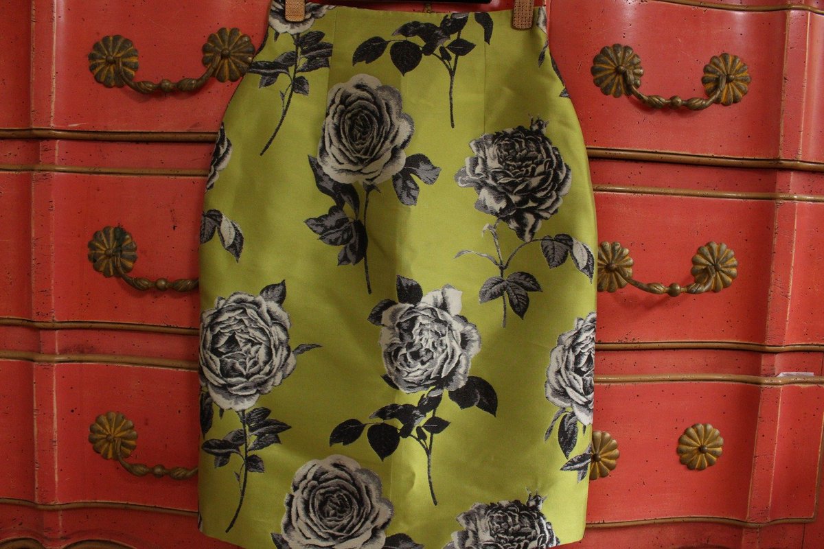Green Rose pencil skirt
tinyurl.com/yyh7sy7s