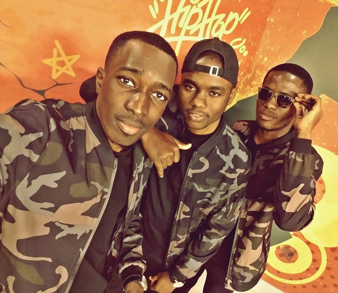eddyvenenoso's tweet photo. Eu e o Meu Exército, no programa Play da Palanca TV
#EddyV
#ExR ✨
#ExércitoDeRimas 🎙
#KalibreMilitar 💿
#ExR2019 🎶
#G1ÉoBlock 🔥 https://t.co/tRJS8kMFP9