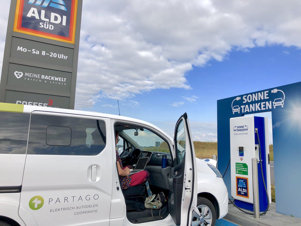 Libomaluc's tweet photo. Getting some emails done after shopping 🛒, all while getting our #EV full charge fast & free from #Aldi ‘sonne tanken’. #wholovesthesun 🌞
#SimplyAmazing #EVholiday #SlowTravel #roadtozero
#Elektroauto #Partago #autodelen #vreewijs #goedopweg @PartagoMob #carsharing https://t.co/oFeKLs3V0n