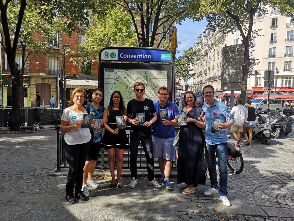 LaREMParis15's tweet photo. 🔵☀️🔴 [#Paris] Marcheurs de @LaREMParis15 et #JAM @JeunesMacron75 sur le marché de la #Convention #Paris15 ce dimanche matin estival pour évoquer avec les habitants et les visiteurs ces 2 années d'action qui ont changé le quotidien des Français. #2ansEM #2ansdaction @Fanta_B https://t.co/f9b0OrqnSU