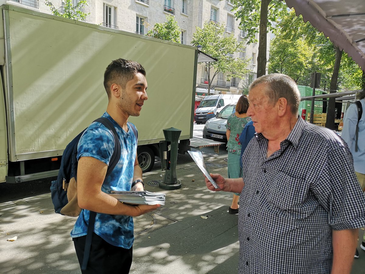 LaREMParis15's tweet photo. 🔵☀️🔴 [#Paris] Marcheurs de @LaREMParis15 et #JAM @JeunesMacron75 sur le marché de la #Convention #Paris15 ce dimanche matin estival pour évoquer avec les habitants et les visiteurs ces 2 années d'action qui ont changé le quotidien des Français. #2ansEM #2ansdaction @Fanta_B https://t.co/f9b0OrqnSU