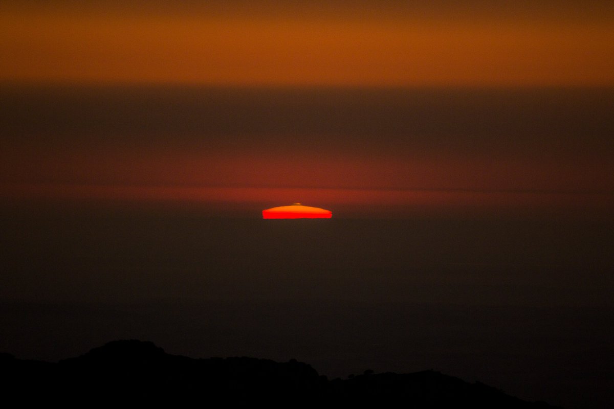 jrambaud's tweet photo. La formación del #rayoverde o #destelloverde #greenflash. Efímero y tan rápido que un simple parpadeo hace que te lo pierdas. Mt  Coros, 1328m Sierra de #Grazalema #Cadiz. #Brumas sobre las marismas del #Guadalquivir #Doñana @Divulgameteo @TiempoCom @aquilatierratve @Estacionla6 https://t.co/YVmVfZQ5sr