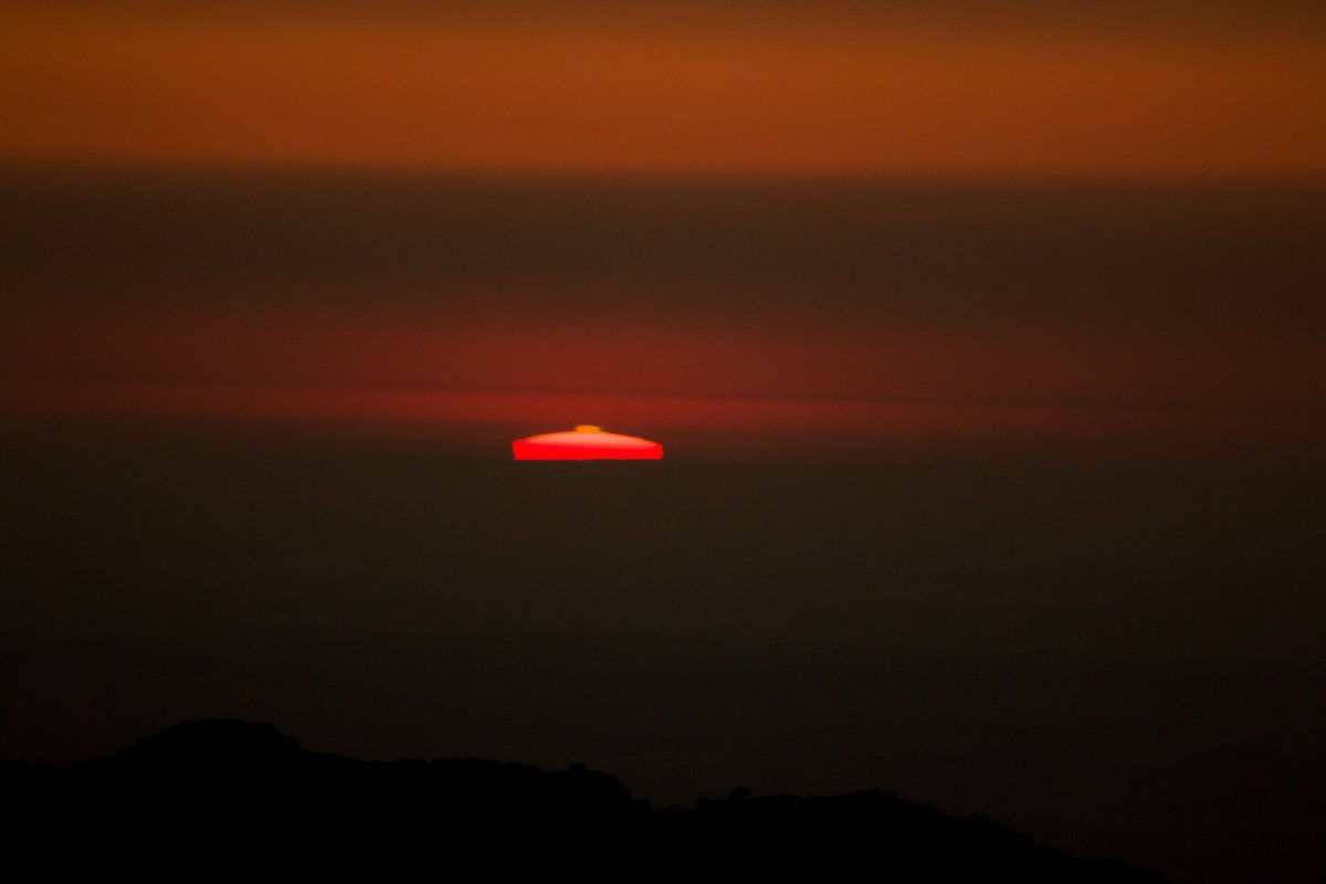jrambaud's tweet photo. La formación del #rayoverde o #destelloverde #greenflash. Efímero y tan rápido que un simple parpadeo hace que te lo pierdas. Mt  Coros, 1328m Sierra de #Grazalema #Cadiz. #Brumas sobre las marismas del #Guadalquivir #Doñana @Divulgameteo @TiempoCom @aquilatierratve @Estacionla6 https://t.co/YVmVfZQ5sr