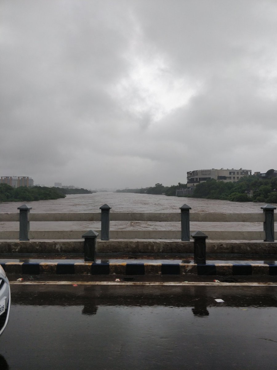 schmmuck's tweet photo. Shyeeeeeet!!!! Don't wanna be stuck on this bridge. ๐ฒ #PuneScenes https://t.co/ZwmmaQgSNI