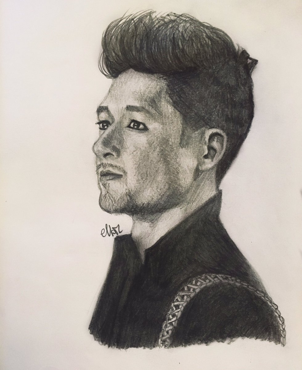 ElinaShadowgold's tweet photo. I haven’t painted portraits for a long time, but ... Holy pineapples!  I will be happy if Harry sees this! 😆 @HarryShumJr @ShumDarioNews @ShadowhuntersTV #portret #simplepencil #drawing #art #magnusbane #shadowhunters #harryshumjr #favoriteactor https://t.co/tSDisGhtPL