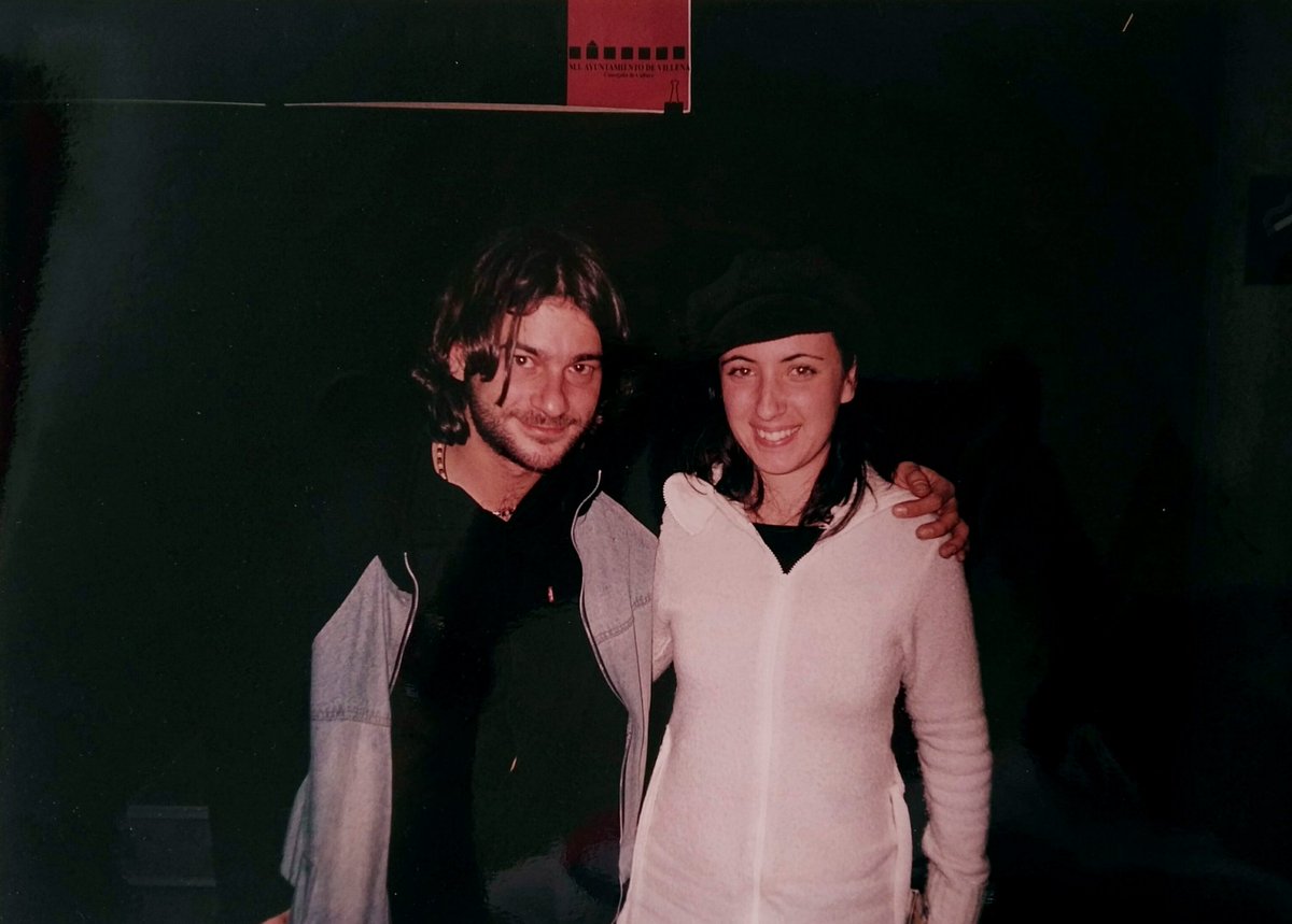 Me apuesto otra foto con mis 33 preciosos y decadentes años, a ver si lo consigo. <a href="/quique_gonzalez/">Quique González</a> #allaporel2000