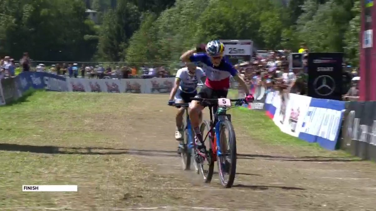 sportsF3CA's tweet photo. #MBWorldCup #UCI_MTB Pauline @FERRANDPREVOT s'impose au sprint, en force, lors de l'épreuve de #ValDiSole !!! Elle devance la Suissesse @jolandaneff
📷: #RedBullTV
@France3CA https://t.co/PzFo7e1YTy