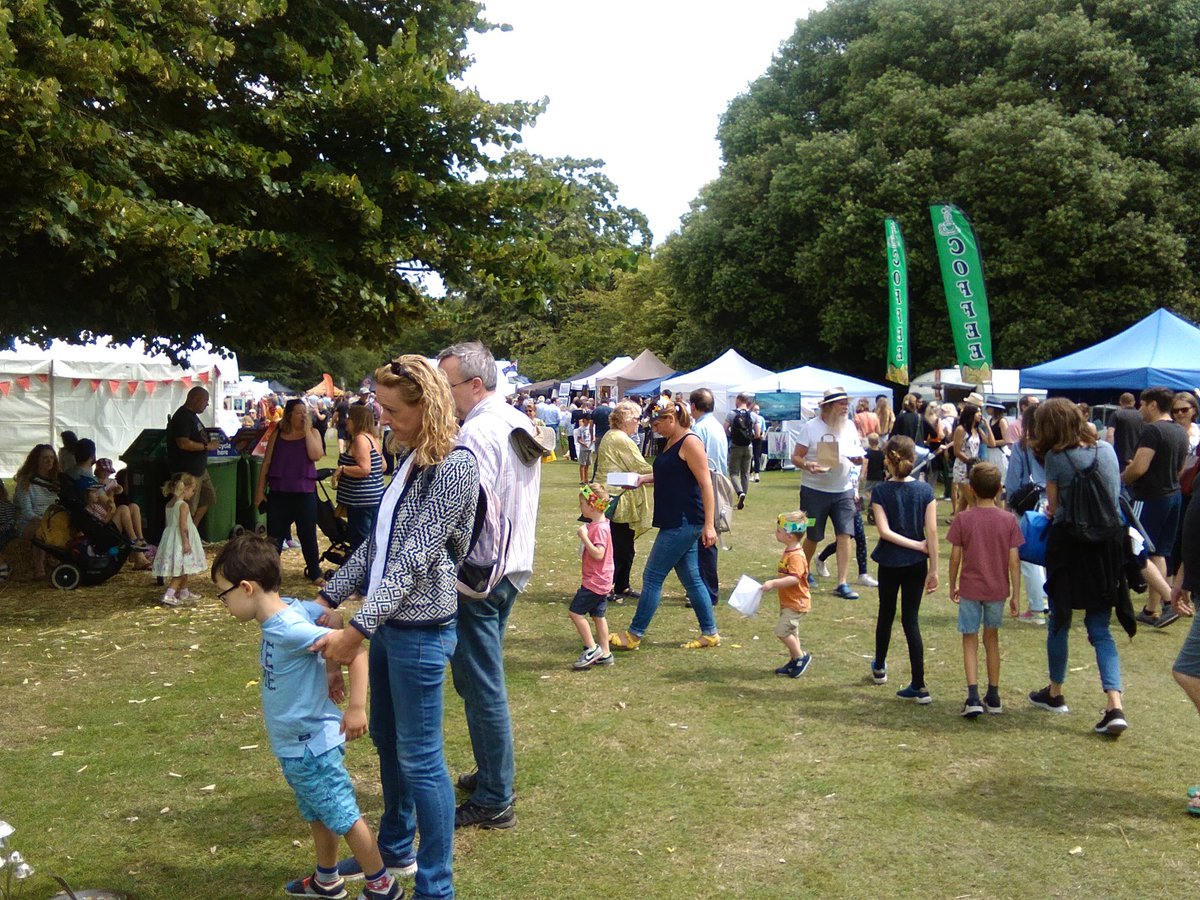 StangerMoore's tweet image. Busy beautiful #sunday @AITPLeamington , wonderful crowd, fabulous #artwork #AITP19 #leamington.Much love and light to everyone xx