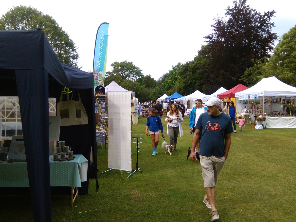 StangerMoore's tweet image. Busy beautiful #sunday @AITPLeamington , wonderful crowd, fabulous #artwork #AITP19 #leamington.Much love and light to everyone xx