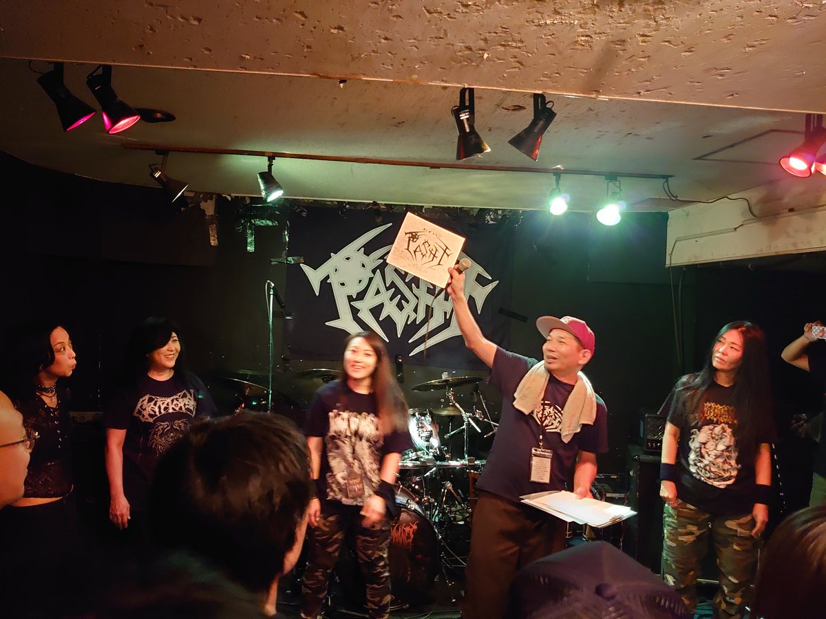 nishimako_metal's tweet photo. みんなでメッセージ書いた色紙の贈呈🎉
#PASHT https://t.co/8qs9ifi12C