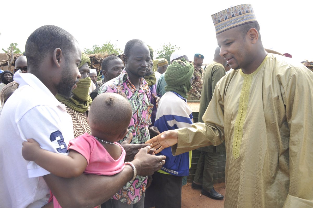 GouvMali's tweet photo. Le Maire Ba Lassine Yaro et les populations de Djenne ont accueilli chaleureusement le Premier ministre et sa délégation. En cours la conférence des forces vives. #J4 #VisiteMopti #Paix #Développement https://t.co/Rs389QMbAH