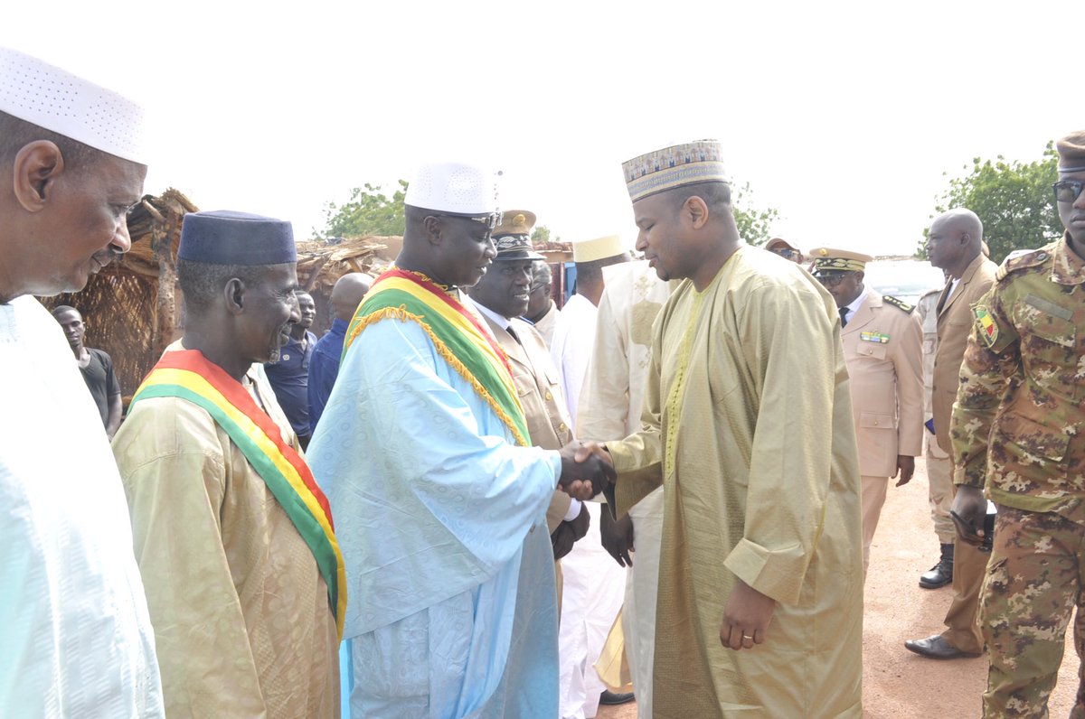 GouvMali's tweet photo. Le Maire Ba Lassine Yaro et les populations de Djenne ont accueilli chaleureusement le Premier ministre et sa délégation. En cours la conférence des forces vives. #J4 #VisiteMopti #Paix #Développement https://t.co/Rs389QMbAH