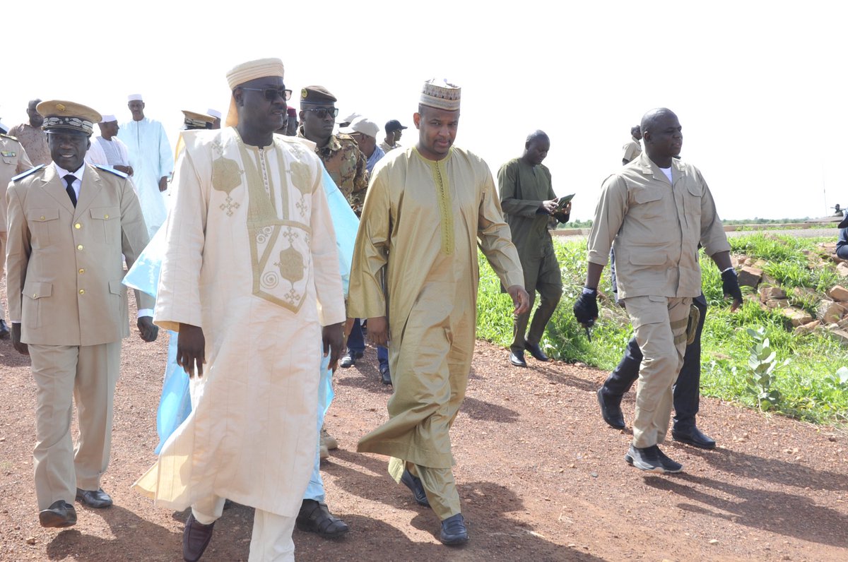 GouvMali's tweet photo. Le Maire Ba Lassine Yaro et les populations de Djenne ont accueilli chaleureusement le Premier ministre et sa délégation. En cours la conférence des forces vives. #J4 #VisiteMopti #Paix #Développement https://t.co/Rs389QMbAH