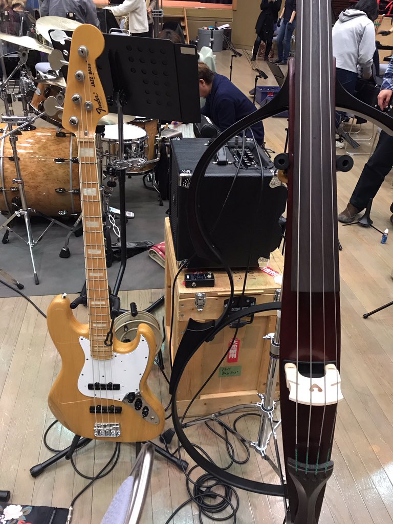 chihirobass's tweet photo. そして、これで #bbff5 も #ブラバンディズニー もツアー終了ですが、両ツアーでちょこっと使用していたアップライトベース(サイレントベース)。シエナさん所有のものはYAMAHAです。今日と明日はそのYAMAHAのお仕事にお邪魔します〜てことで浜松へ🚅🥟 https://t.co/2X0PVQ8FjM