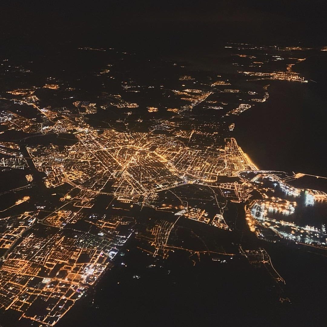 valenciaenamora's tweet photo. Pero que bonita es Valencia desde el cielo de noche!!!! https://t.co/fHZkTmFzm9